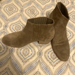 Vince Italian suede.tan/gray, exceptional craftsmanship size 6 make an offer!